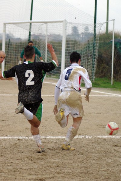Roberto Rugiu si prepara a crossare dal limite dell'area di rigore